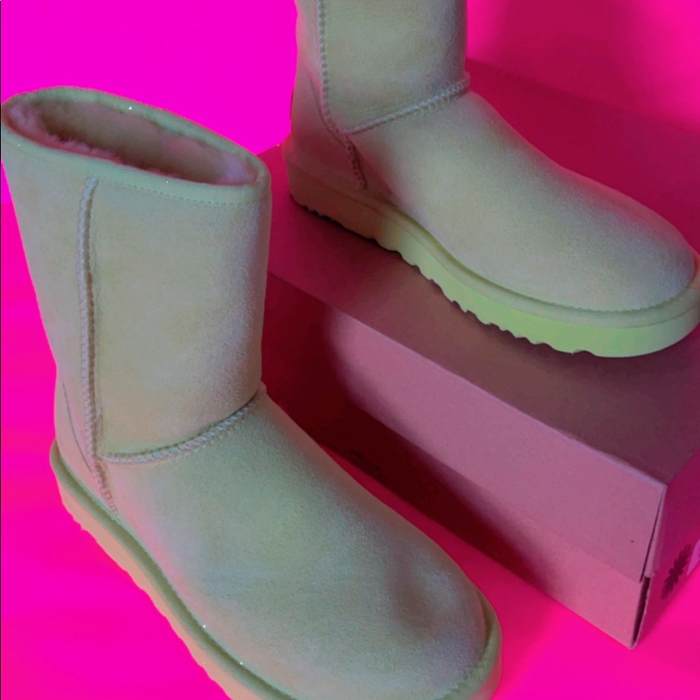 Ugg’s Neon - Picture 4 of 9